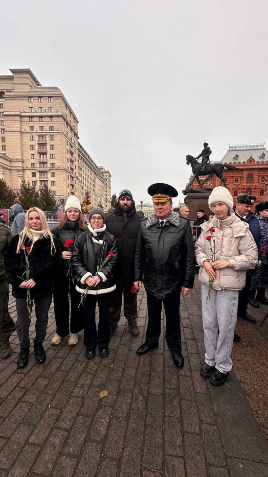 Студенты колледжа РОСБИОТЕХ возложили цветы к могиле Неизвестного солдата