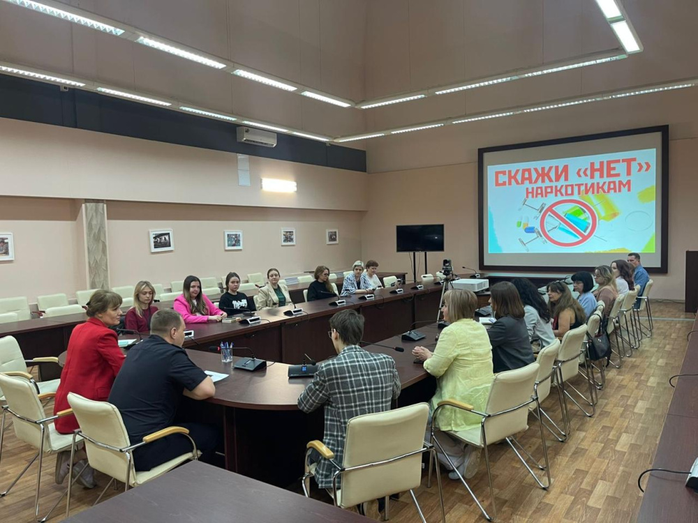 Профилактика наркомании среди молодежи: сотрудник полиции провел лекцию в Колледже РОСБИОТЕХ