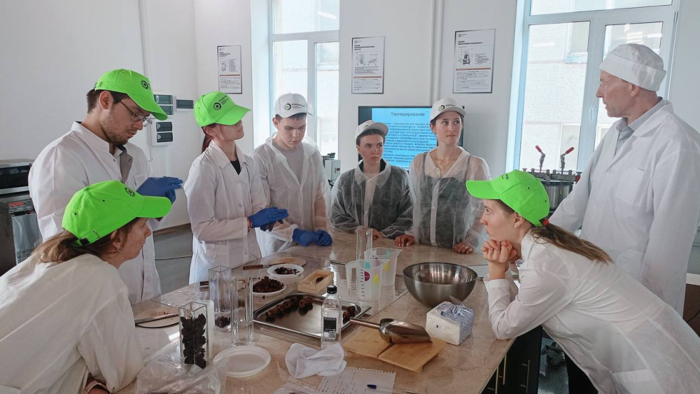 Практиканты кондитерской фабрики «Богородская» посетили практическое занятие в современной лаборатории университета